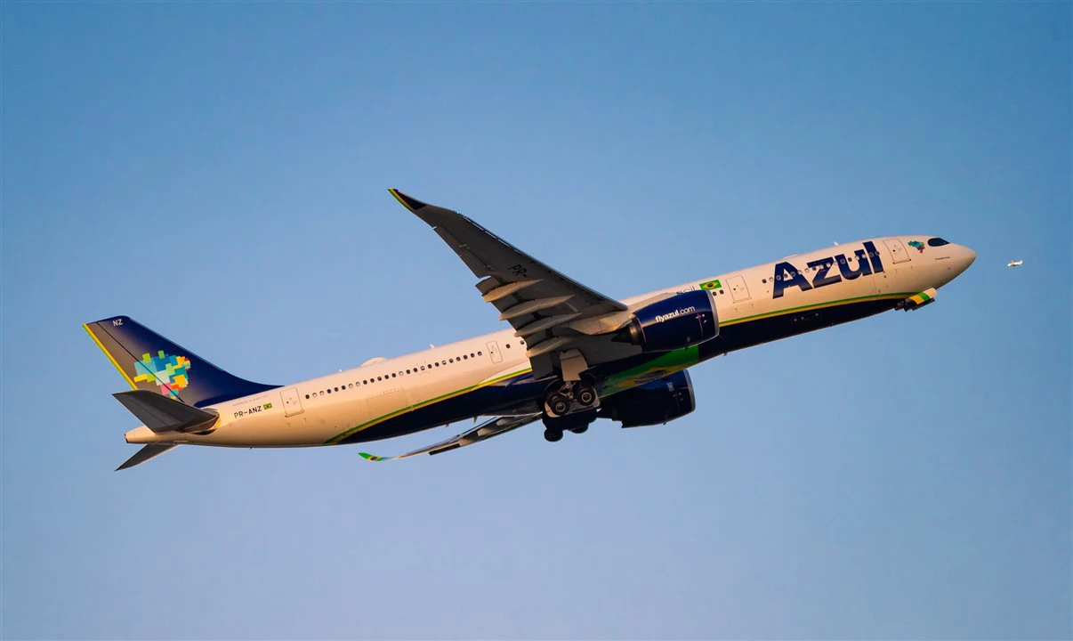 Azul registra receita recorde, mas custo operacional dispara no 2T26 por alta do QAV